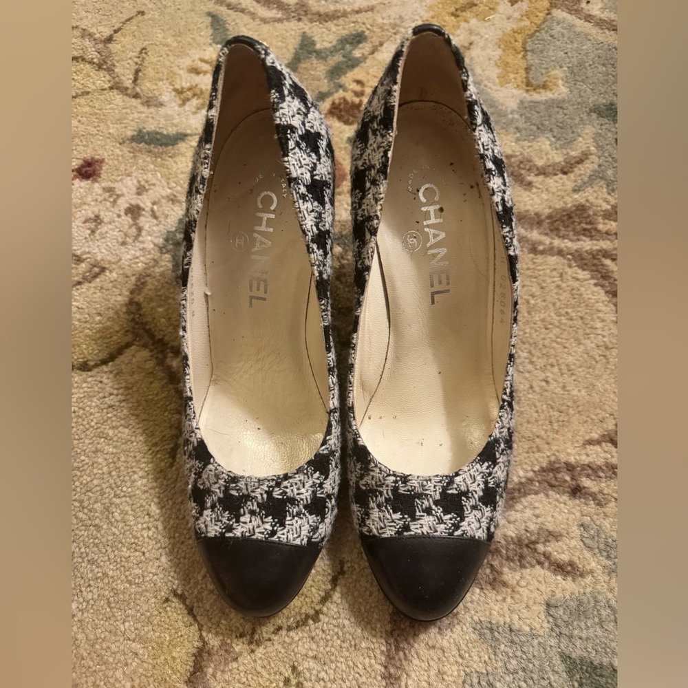 Chanel Houndstooth Tweed Pumps